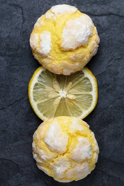 Due Grinze Screpolate Biscotti Limone Fetta Limone Fresco Fondo Scuro — Foto Stock