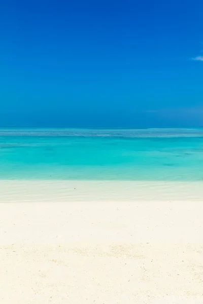 Superficie Azul Del Agua Mar Cielo Despejado Playa Arenosa — Foto de Stock