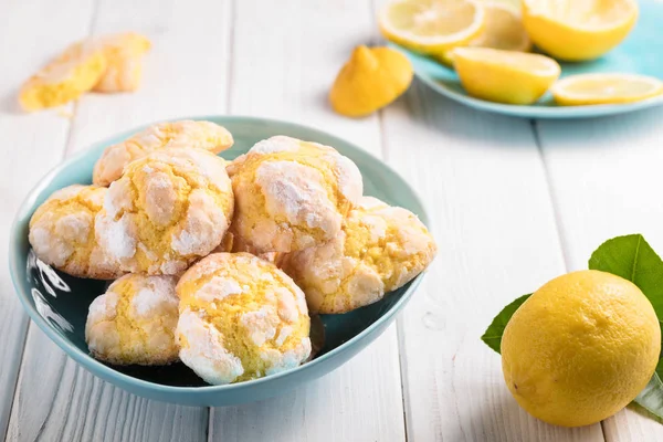 Cracked Lemon Cookies Blue Plates White Background — Stock Photo, Image
