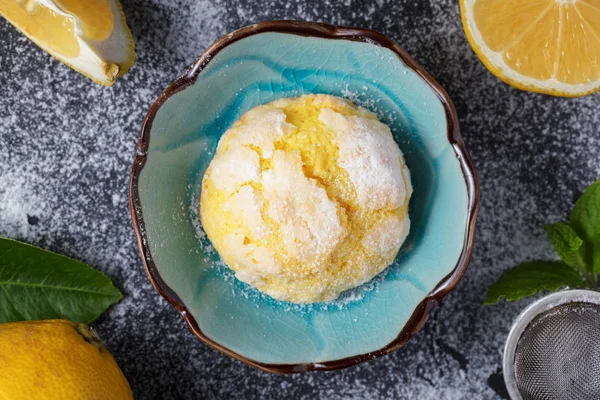 Single Homemade Lemon Crinkle Cookie Powdered Sugar Icing Cracked Citrus — Stock Photo, Image