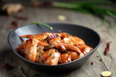 Ham Marine tavuk kanadı için Barbekü, yeşil soğan ve kuru kırmızı biber ile 