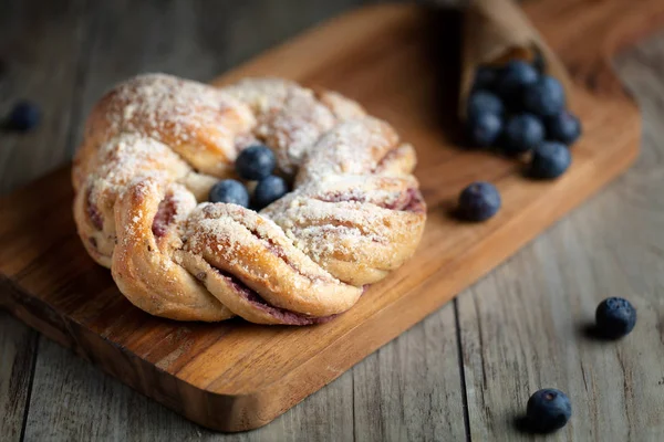 Blueberry Geplooid Broodje Met Poedersuiker Verse Bessen Houten Bord — Stockfoto