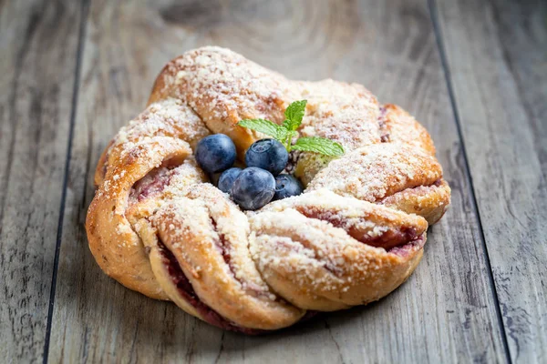 Blueberry Geplooid Broodje Met Poedersuiker Verse Bessen — Stockfoto