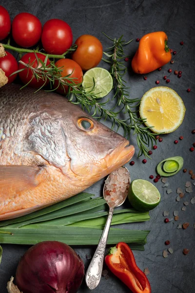 新鲜生红鲷鱼与香料 草药和蔬菜在黑暗的背景烹饪 顶部视图 垂直组合 — 图库照片