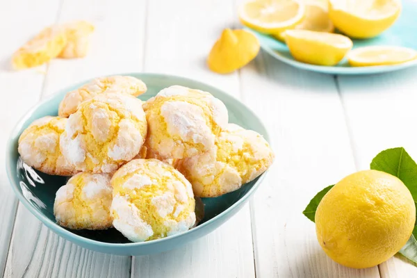 Треснувшие Лимонные Печенья Синих Тарелках Белом Деревянном Фоне — стоковое фото