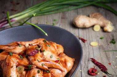 Ham Marine tavuk kanadı için Barbekü, yeşil soğan ve kuru kırmızı biber ile 