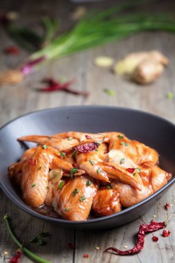 Ham Marine tavuk kanadı için Barbekü, yeşil soğan ve kuru kırmızı biber ile. Dikey kompozisyon.