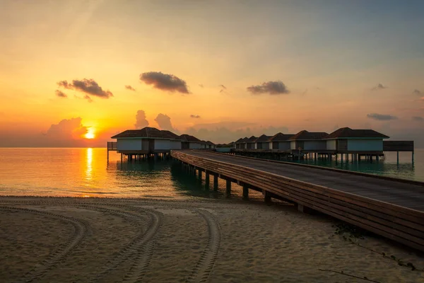 Muelle Madera Embarcadero Complejo Islas Tropicales Atardecer Maldivas Concepto Vacaciones — Foto de Stock