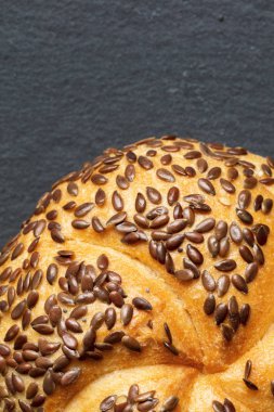 Karanlık susam, kopya alanı ile ekmek rulo yuvarlak tek, görünümü top, dikey kompozisyon, kapatmak