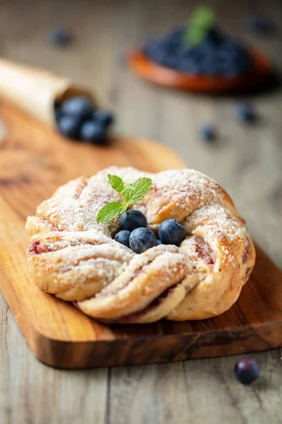 Pleated Bun Blueberry Mint Wooden Cutting Board Vertical Composition — Stock Photo, Image