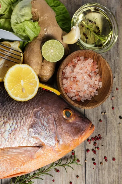 新鲜生红鲷鱼与香料 草药和蔬菜烹饪的木质背景 顶部视图 垂直组合 — 图库照片