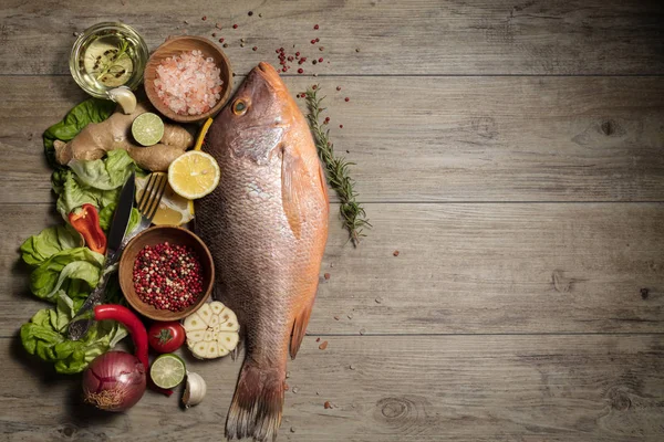 新鲜生红鲷鱼 配香料 草药和蔬菜在木质背景下烹调 具有复制空间 顶部视图 — 图库照片