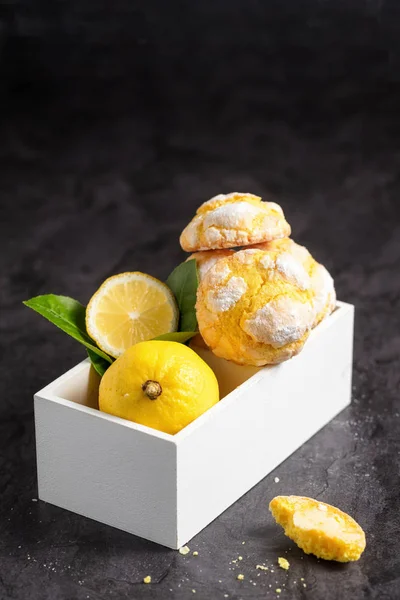 Biscotti Limone Incrinati Piccola Scatola Legno Bianca Sfondo Scuro Composizione — Foto Stock