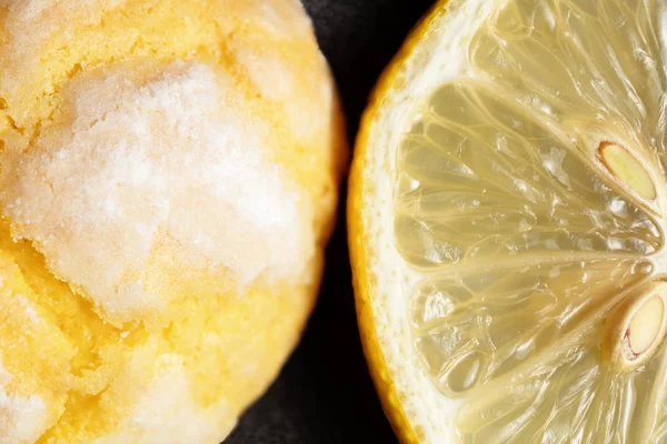 Cracked Crinkle Lemon Cookies Slice Fresh Lemon Dark Background Close — Stock Photo, Image