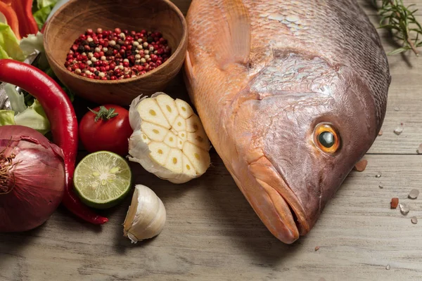 新鲜生红鲷鱼与香料 草药和蔬菜烹饪的木质背景 顶部视图 Vertcal — 图库照片