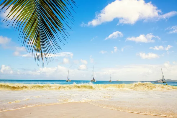 Playa Tropical Idílica Durante Día Con Barcos Fondo Isla Paslin — Foto de Stock