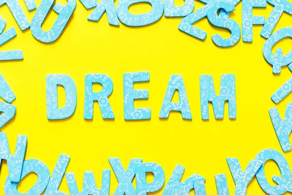 Word Dream Fait Petite Lettre Bleue Bois Sur Fond Jaune — Photo
