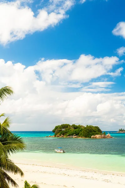 Pequena Ilha Solitária Perto Ilha Praslin Seychelles Composição Vertical — Fotografia de Stock