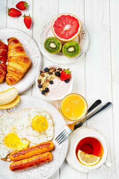 Desayuno Con Huevos Salchichas Zumo Naranja Frutas — Foto de Stock