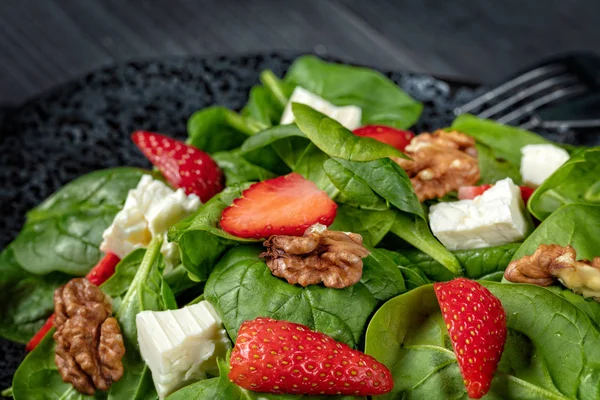 Aardbei Spinazie Salade Met Fetakaas Walnoten Olijfolie Zwarte Plaat Donkere — Stockfoto