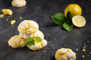 Kırık limon çerezler, koyu arka plan üzerinde Krinkıl 