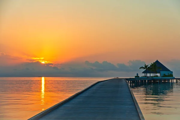 Muelle Madera Complejo Islas Tropicales Atardecer Maldivas Concepto Vacaciones Turismo — Foto de Stock