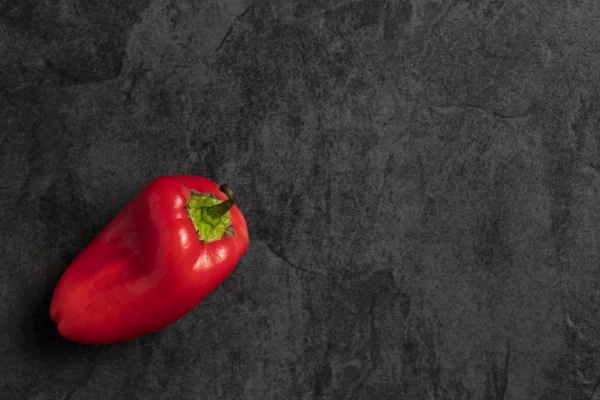 Small Sweet Red Bell Pepper Dark Stone Background Top View — Stock Photo, Image