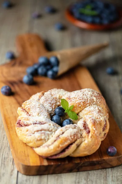 Blueberry Pleated Bun Powdered Sugar Fresh Berries Vertical Composition — Stock Photo, Image