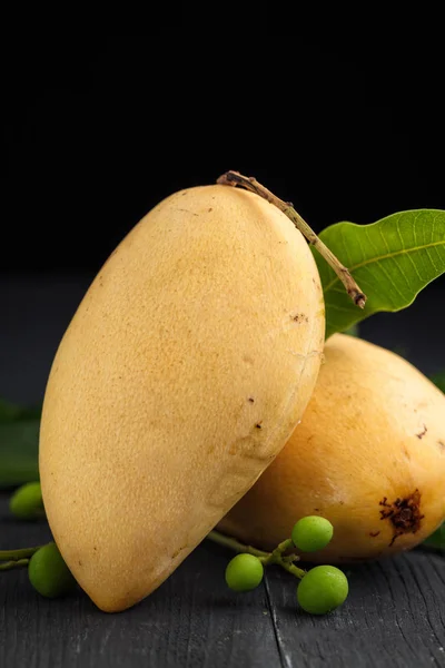 Rijpe Gele Mango Houten Donkere Achtergrond — Stockfoto