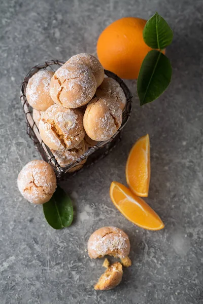 Galletas Caseras Naranja Con Glaseado Azúcar Polvo Una Pequeña Canasta — Foto de Stock