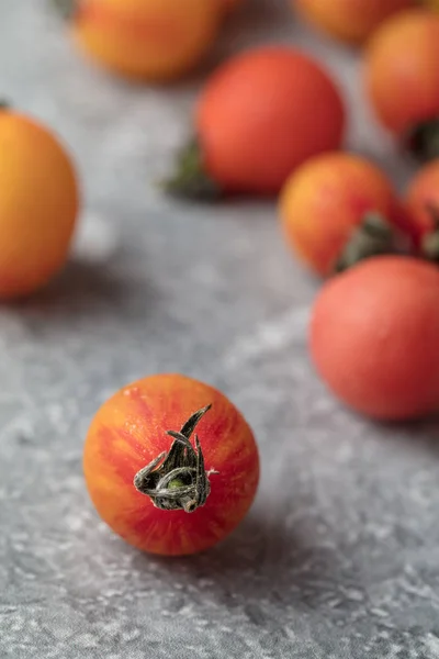 Variedades Tamanho Cor Pequenos Tomates Cereja Sobre Fundo Cinza — Fotografia de Stock