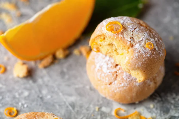 Domácí Pomerančový Smyčkový Cookies Práškového Cukru Poleva Šedém Pozadí Zblízka — Stock fotografie
