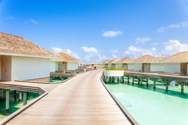 休日休暇背景コンセプト モルディブ島熱帯水の別荘 — ストック写真