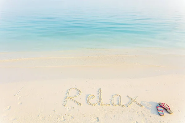 Das Den Sand Geschriebene Wort Entspannen Einem Strand Mit Flauschflops — Stockfoto