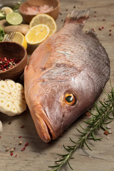 新鲜生红鲷鱼 配香料 香草和蔬菜 用于烹饪木制背景 Vertcal — 图库照片