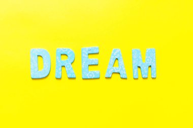 Word rüya gibi küçük mavi sarı arka plan, düz ahşap harfinde yatıyordu yaptık