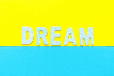 Word rüya gibi küçük mavi sarı ve mavi arka plan, düz ahşap harfinde yatıyordu yaptık