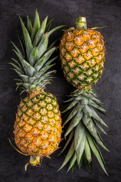 Twee Verse Rijpe Ananas Donkere Achtergrond Verticale Compositie Bovenaanzicht — Stockfoto