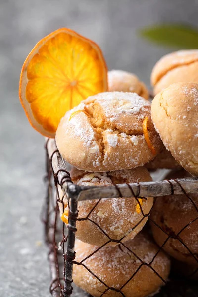 Zelfgemaakte Oranje Crinkle Cookies Met Poedersuiker Slagroom Grijze Achtergrond Verticale — Stockfoto