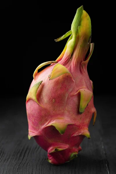 Whole Single Dragon Fruit Dark Wooden Background Vertical Composition — Stock Photo, Image