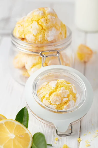 Galletas Limón Agrietadas Frasco Vidrio Pequeño Sobre Fondo Blanco Composición — Foto de Stock