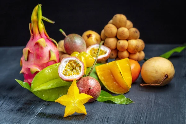 Różnorodnych Świeżych Dojrzałych Owoców Owoców Star Owoc Smoka Owoc Pasja — Zdjęcie stockowe