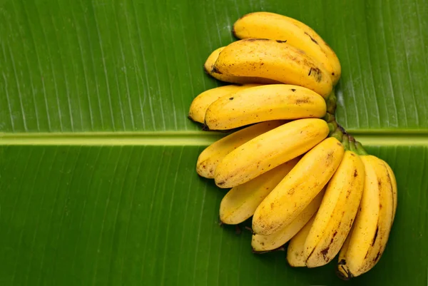 Bunch Fresh Ripe Bananas Green Banana Leave Top View — Stock Photo, Image