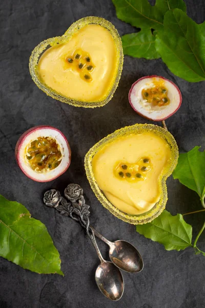 Passion Fruit Mousse Glas Hartvormige Ramekins Donkere Achtergrond Bovenaanzicht Verticale — Stockfoto