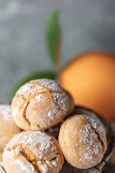 Galletas Naranja Caseras Con Glaseado Azúcar Polvo Sobre Fondo Gris — Foto de Stock