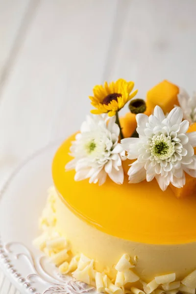 Geglazuurde Mango Cheesecake Met Bloemen Verse Mango Stukken Grijze Achtergrond — Stockfoto