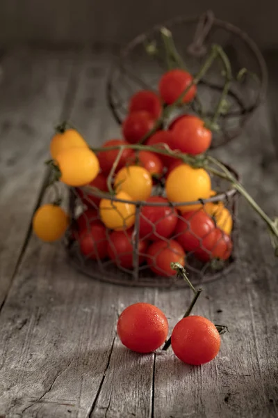 不同的大小和颜色小樱桃番茄在背景 垂直成分 — 图库照片