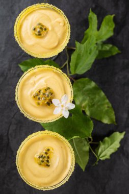 Tutku meyve mus koyu arka plan üzerinde