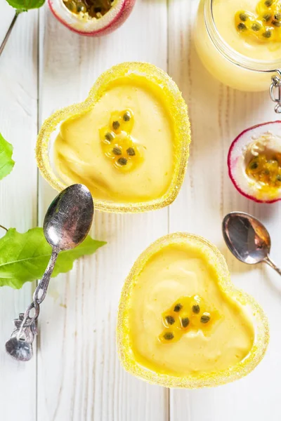 Passion Fruit Mousse Witte Houten Achtergrond — Stockfoto