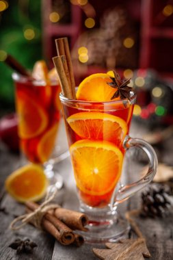 İki Noel gözlük ile baharat ve meyve şenlikli dekorasyon bir ahşap rustik masada kırmızı şarap mulled. Dikey kompozisyon